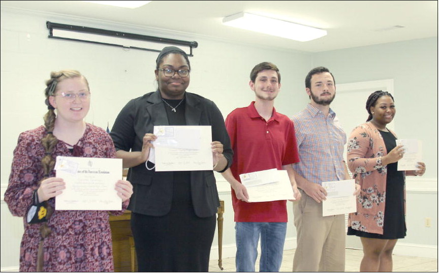 DAR Presents Community  Service and Good Citizen Awards