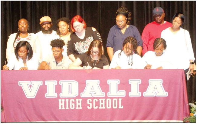 New Vidalia REACH Scholars Sign