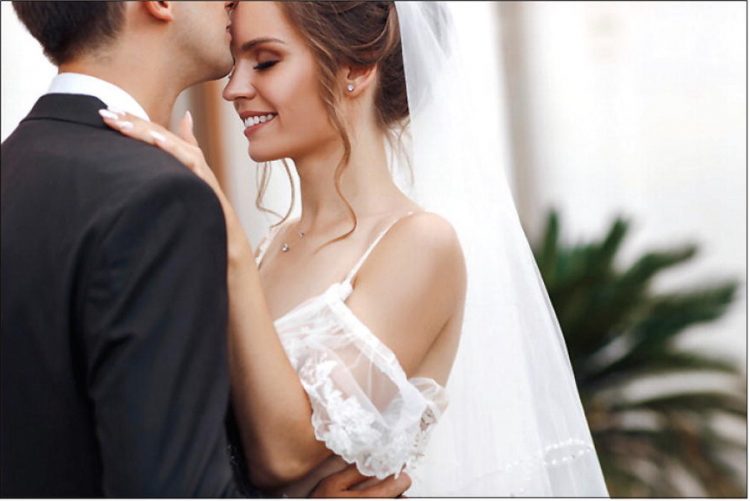 Should you say, ‘I do’ to a first look?